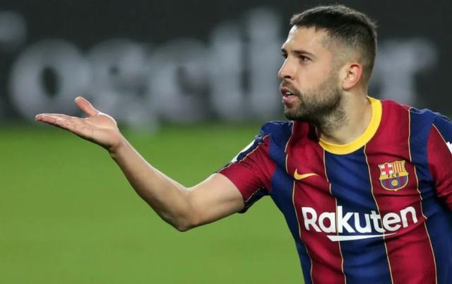 开云登录入口地址-巴萨两个左后卫都换?西媒:阿尔瓦不降薪就会走