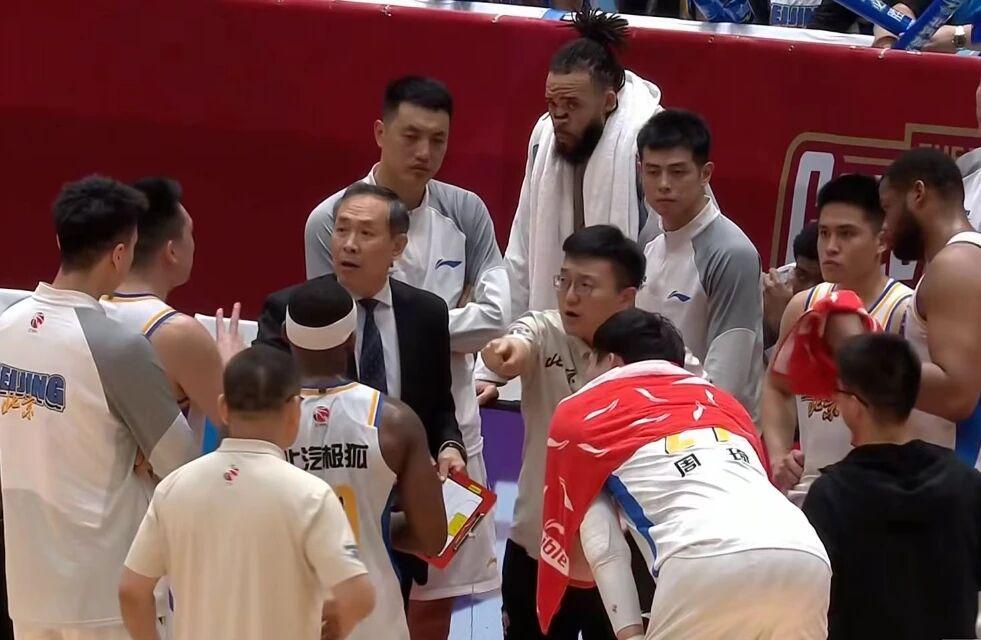 开云官方网站-北京男篮15分惨败，不敌浙江掉出四强，篮板球被爆，周琦13+10